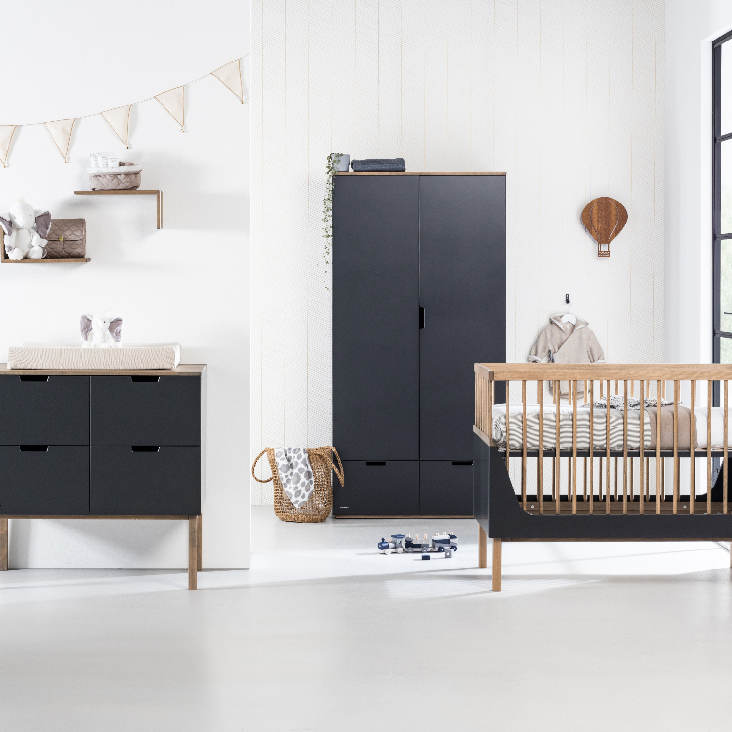 Kidsmill Sepp Babykamer Antraciet / Beuken | Bed 60 x 120 cm + Commode + Kast 2-Deurs