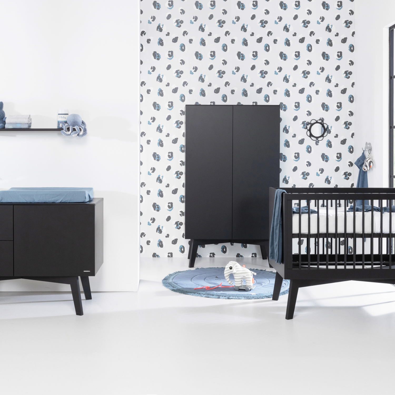 Kidsmill Sixties Babykamer Zwart Mat | Bed 60 x 120 cm + Commode + Kast 2-Deurs